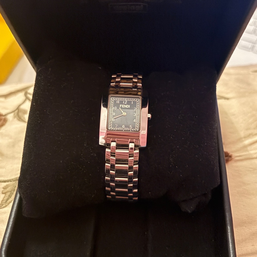 NIB Auth Fendi wristwatch 7000L Orologi  (ladies) with black dial silver